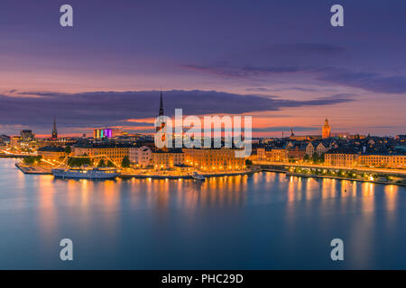 Die Stadt Stockholm, Hauptstadt von Schweden, aus der Sicht Monteliusvagen in der Dämmerung an einem sommerlichen Abend gesehen. Stockfoto