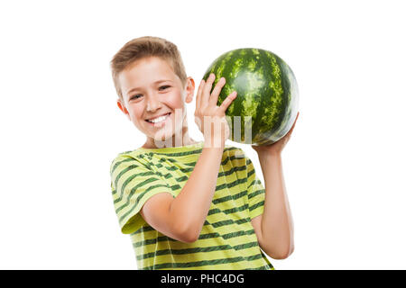 Stattliche lächelndes Kind Junge holding Grüne Wassermelone Obst Stockfoto