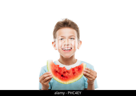 Stattliche lächelndes Kind Junge mit roten Wassermelone Obst Slice Stockfoto