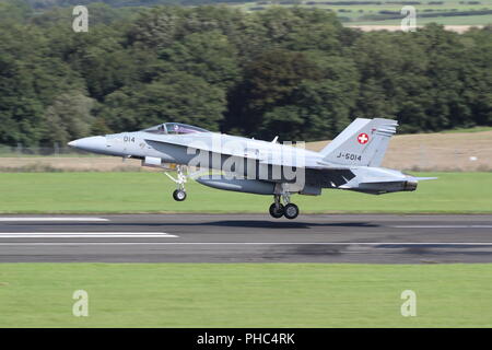 J-5014, McDonnell Douglas F/A-18C Hornet der Schweizer Luftwaffe betrieben, am Internationalen Flughafen Prestwick, Ayrshire anreisen. Stockfoto