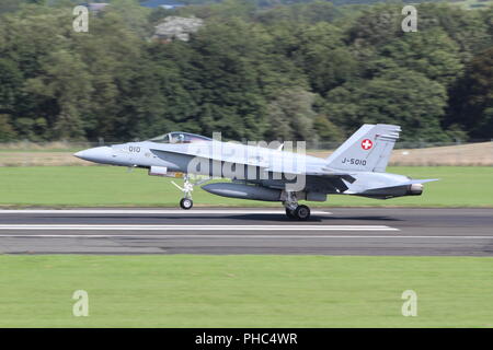 J-5010, McDonnell Douglas F/A-18C Hornet der Schweizer Luftwaffe betrieben, am Internationalen Flughafen Prestwick, Ayrshire anreisen. Stockfoto