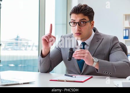 Der Mensch auf der Suche nach Fehler und Irrtümer im Bericht Stockfoto