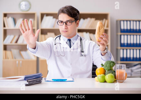 Wissenschaftler studieren Ernährung in verschiedenen Lebensmitteln Stockfoto