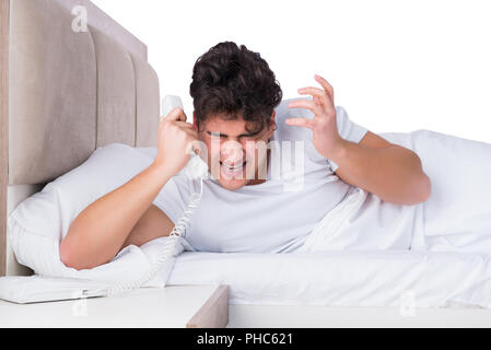 Mann im Bett leiden unter Schlaflosigkeit. Stockfoto