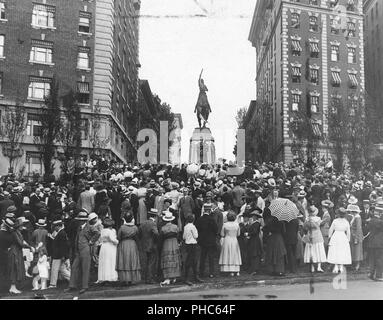 Zeremonien - Tag der Bastille, 1918 - Feier zum Tag der Bastille, 1918, New York City. Allgemeine Überprüfung der Bastille Tag Zeremonien am Jeanne d'Arc Statue, NEW YORK City Stockfoto