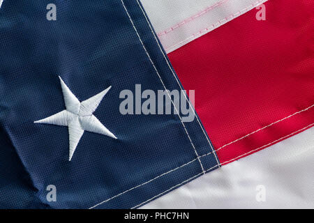 American National Flagge gefaltet ein Stern, der einen der ursprünglichen 13 Kolonien und rote, blaue und weiße Streifen in einem full frame Hinterg zu zeigen Stockfoto