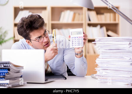 Die mad Auditor auf der Suche nach Fehlern in den Bericht Stockfoto