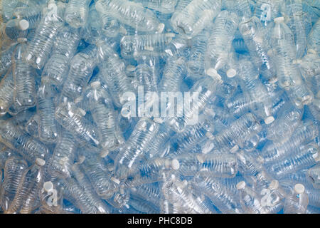 Durcheinander von Reinigen leerer Kunststoff-PET-Flaschen auf einem blauen Hintergrund für das Recycling der Planet in einen Hintergrund zu speichern bereit Stockfoto