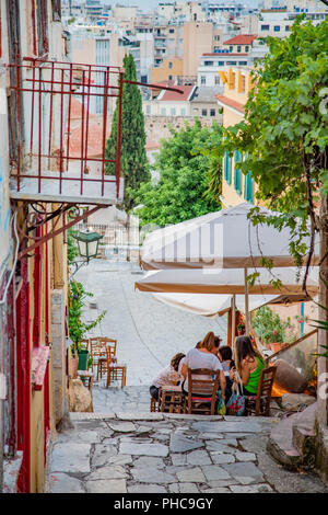 Cafés und Tavernen auf Mnisikleous Straße im Stadtteil Plaka, Athens, Griechenland Stockfoto