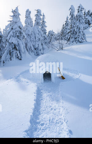 Landschaft mit Schnee Iglu. Extreme Haus. Winter in den Bergen Stockfoto