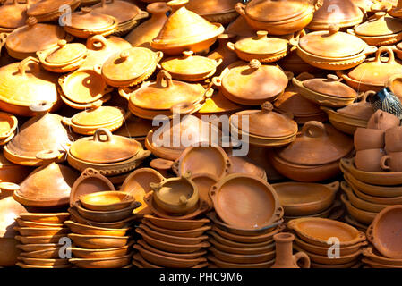 Töpferwaren auf marokkanischen Markt Stockfoto