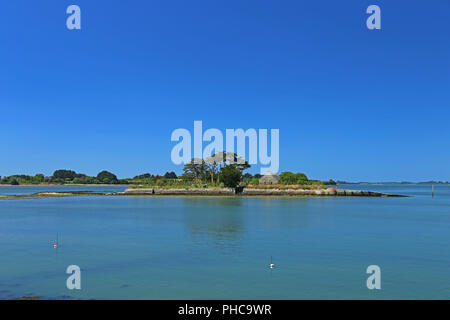 Einsames Haus auf einer Insel Stockfoto