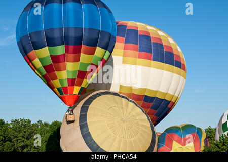 Bunte Heißluftballons bereit, im Flug zu erhalten Stockfoto