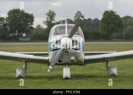 Vorderansicht eines Flugzeugs auf einem Rasen Stockfoto