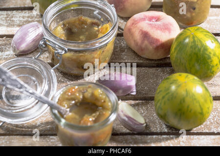 Chutney mit Grüne Zebra Tomaten und Pfirsichen Stockfoto