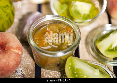 Chutney mit Grüne Zebra Tomaten und Pfirsichen Stockfoto