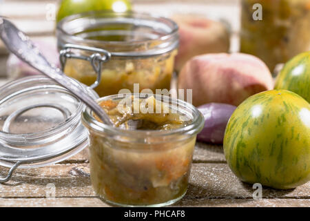 Chutney mit Grüne Zebra Tomaten und Pfirsichen Stockfoto