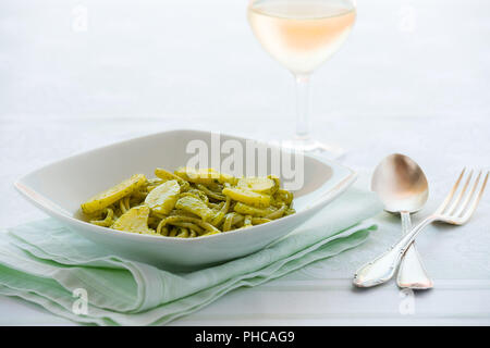 Linguine Pasta mit Pesto Genovese Stockfoto