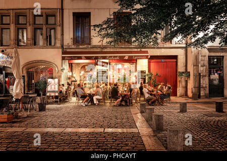 LYON, Frankreich - 21 August 2018: Bunte saint Jean Viertel in der Altstadt von Lyon, die berühmte und typische Altstadt der Stadt Lyon in der Nacht. Die Menschen auf der Stockfoto