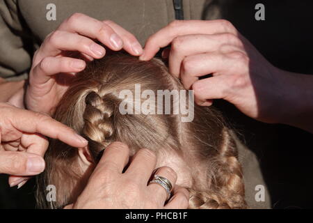 Kopfläuse Infektion häufig bei jungen Menschen. Die Haare werden mit einem speziellen Kopfläuse Kamm überprüft. Stockfoto
