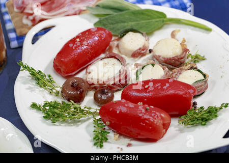 Confit von San Marzano Tomaten und Jakobsmuschel Saltimbocca Stockfoto