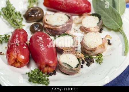 Confit von San Marzano Tomaten und Jakobsmuschel Saltimbocca Stockfoto