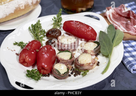 Confit von San Marzano Tomaten und Jakobsmuschel Saltimbocca Stockfoto