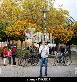 Ein street artist macht Seifenblasen in der Stadt Köln Stockfoto