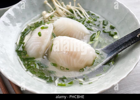 Traditionelle japanische Gyoza Ramen Suppe als Close-up in eine Schüssel geben. Stockfoto