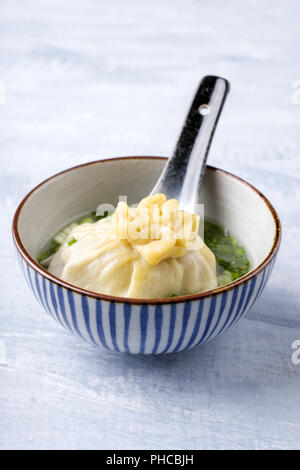 Traditionelle kaukasische Manti als Close-up in eine Schüssel geben. Stockfoto