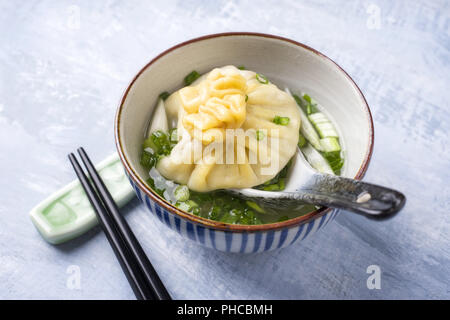 Traditionelle kaukasische Manti als Close-up in einer Suppe Stockfoto