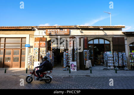 Larnaca, Zypern - 2. Januar 2018: Souvenirshop im Zentrum der Altstadt von Larnaca, Zypern. Stockfoto