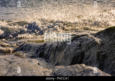 Wassertropfen und Felsen Stockfoto