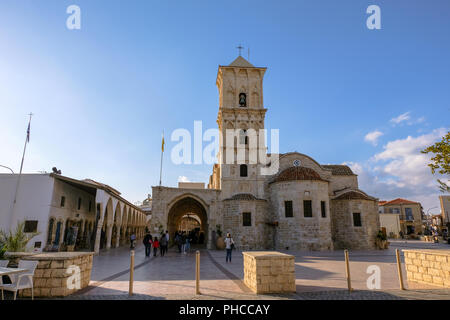 Larnaca, Zypern - 2. Januar 2018: St. Lazarus Kirche im Zentrum von Larnaca. Menschen, die in der Kirche. LARNACA, 2. Januar 2018 Stockfoto