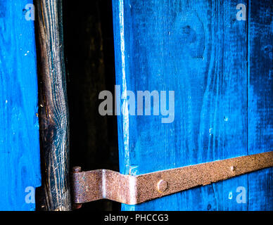 Abstraktes Bild, Schneiden von einem blauen alte Holztür Stockfoto