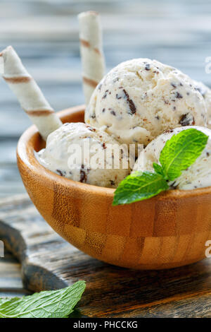 Cremiges Eis mit Schokolade Krume und waffelröllchen. Stockfoto