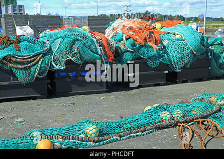 Fischernetze in einem Hafen in Frankreich Stockfoto