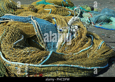 Fischernetze in einem Hafen in Frankreich Stockfoto