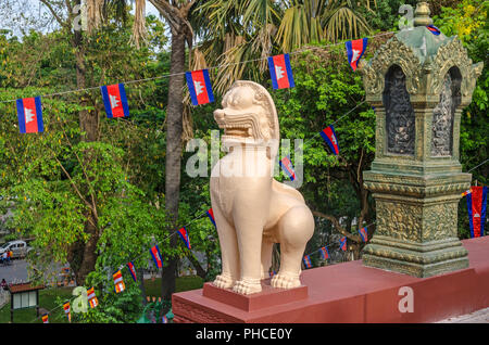 Phnom Penh, Kambodscha - April 8, 2018: ein Vormund lion Statue oder leogryph vor dem Hauptgebäude des Stupa von Wat Phnom Pagode (Berg) Stockfoto