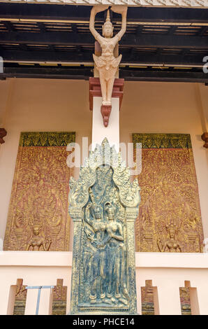 Phnom Penh, Kambodscha - April 8, 2018: Die wichtigsten Pagode von Wat Phnom (Berg Pagode), der zentrale Punkt in Phnom Penh, verziert mit kunstvollen bas-Reli Stockfoto