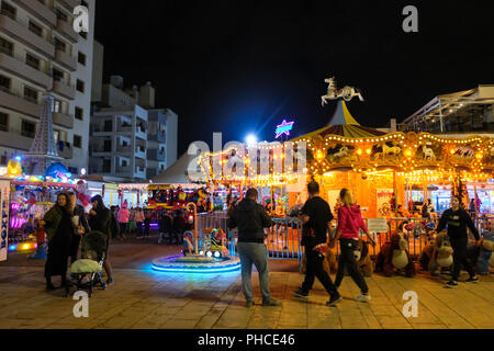 Larnaca, Zypern - 3. Januar 2018: Karussell an der Promenade in Larnaca. Familien Spaß im zentralen Teil der Stadt. Stockfoto