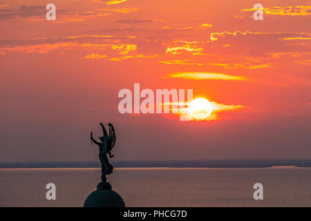 Triest, Italien, 19. August 2018. Triest Faro Della Vittoria Vittoria (Leuchtturm) bei Sonnenuntergang. Die Geflügelten Sieg (Vittoria Alata) Bronze Statue auf Stockfoto