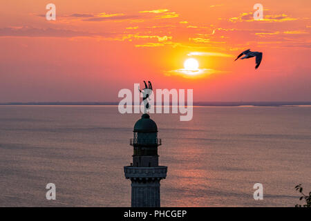 Triest, Italien, 19. August 2018. Triest Faro Della Vittoria Vittoria (Leuchtturm) bei Sonnenuntergang. Die Geflügelten Sieg (Vittoria Alata) Bronze Statue auf Stockfoto