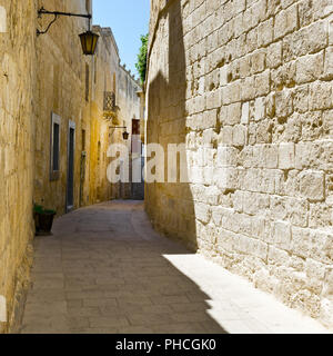 Straße mit traditionellen maltesischen Gebäude in Mdina Stockfoto