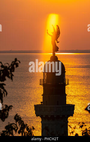 Triest, Italien, 19. August 2018. Triest Faro Della Vittoria Vittoria (Leuchtturm) bei Sonnenuntergang. Die Geflügelten Sieg (Vittoria Alata) Bronze Statue auf Stockfoto