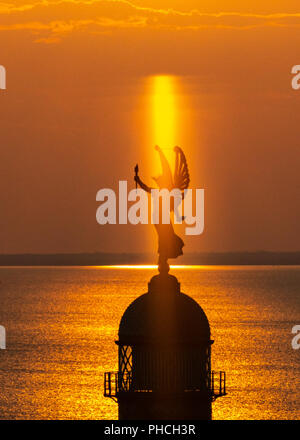 Triest, Italien, 19. August 2018. Triest Faro Della Vittoria Vittoria (Leuchtturm) bei Sonnenuntergang. Die Geflügelten Sieg (Vittoria Alata) Bronze Statue auf Stockfoto