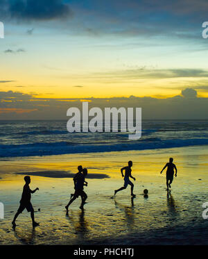 Fussball am Strand. Silhouette Stockfoto