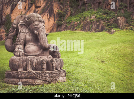 Ganesha Statue in einem wunderschönen Garten Stockfoto