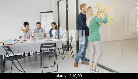 Kollegen erstellen Strategie des Business Stockfoto