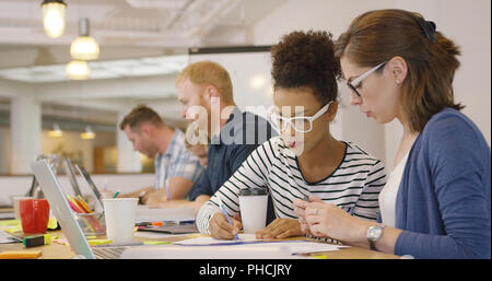 Viel beschäftigte Menschen, die in der zeitgenössischen Büro Stockfoto